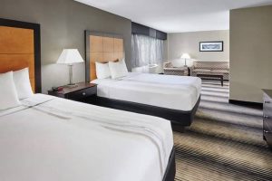 LaQuinta Inn & Suites Chicago Lake Shore Queen Room